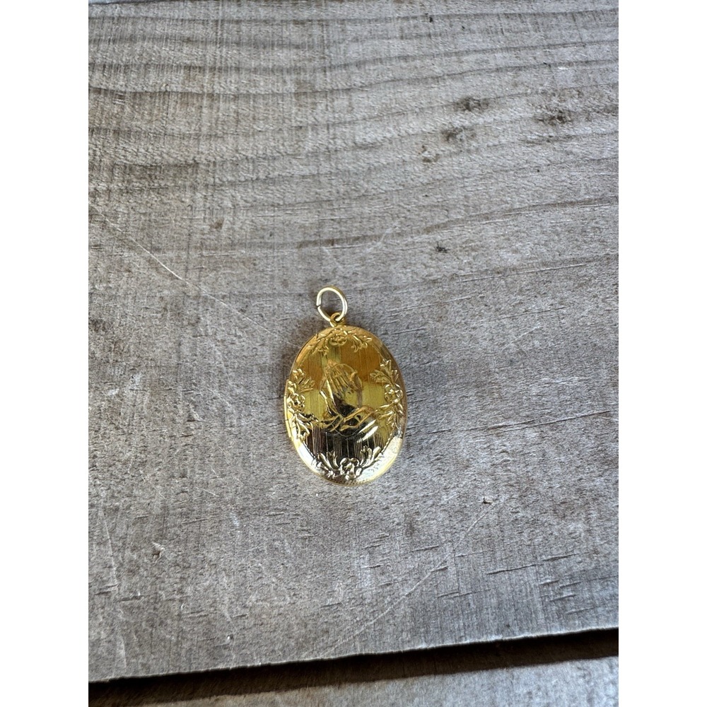 Praying Hands Gold Tone Locket Medal Catholic Opens God Grant Me The Strength